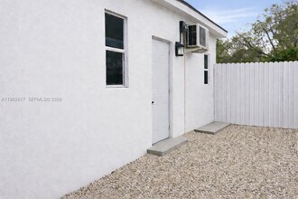 2480 NW 96th St in Miami, FL - Building Photo - Building Photo