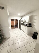 3262 W 70th St, Unit 101 in Hialeah, FL - Building Photo - Building Photo