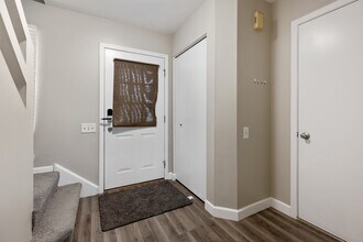 215 Half Moon Cir in Aurora, IL - Building Photo - Building Photo