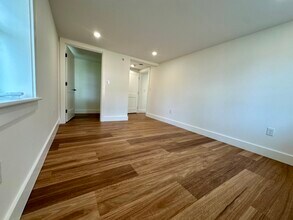 122 S Silver Ln in Sunderland, MA - Foto de edificio - Building Photo