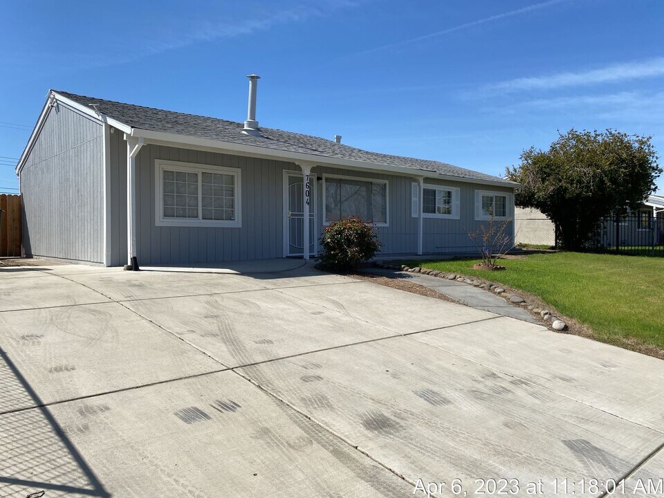 7604 Bellini Way in Sacramento, CA - Building Photo