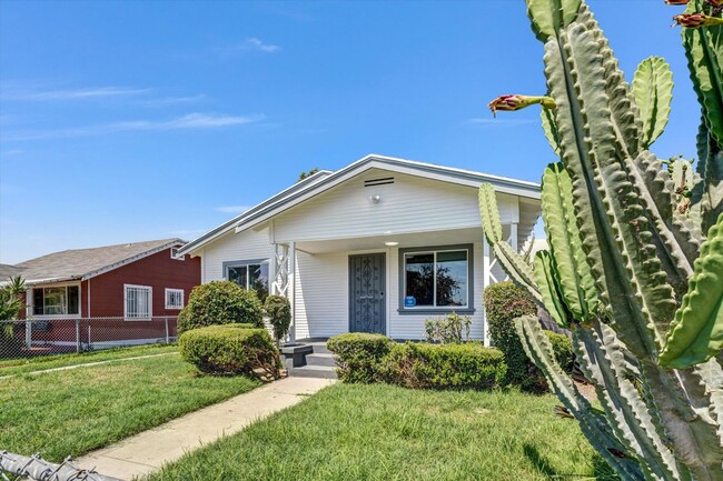 1413 E 76th Pl in Los Angeles, CA - Building Photo - Building Photo