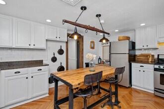 24 Gill Rd, Unit Apartment 4 in Waltham, MA - Building Photo - Building Photo