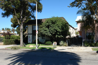 14817 Sylvan St in Van Nuys, CA - Building Photo - Building Photo