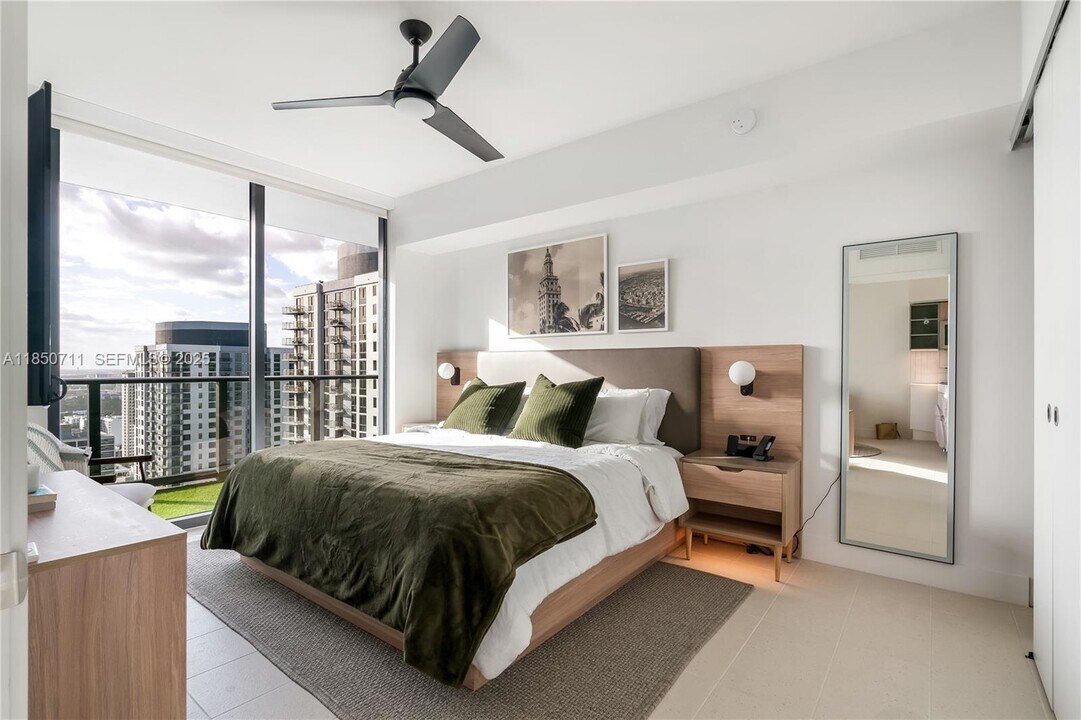 601 NE 1st Ave in Miami, FL - Building Photo