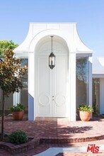 1174 N Hillcrest Rd in Beverly Hills, CA - Building Photo - Building Photo