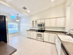 14977 Toscana Way in Naples, FL - Foto de edificio - Building Photo