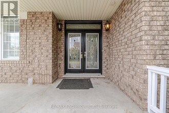688 Trudeau Dr in Milton, ON - Building Photo - Building Photo