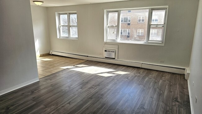 2025 W Granville Ave, Unit B305 in Chicago, IL - Building Photo - Building Photo