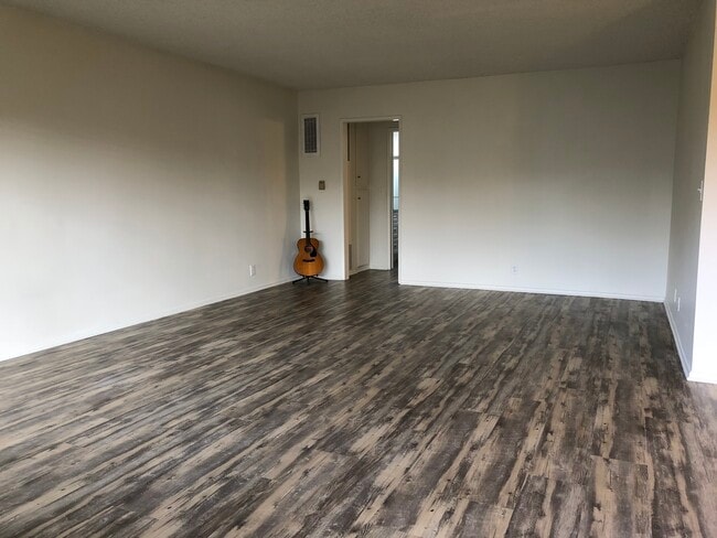 Centinela Apartments in Los Angeles, CA - Building Photo - Building Photo