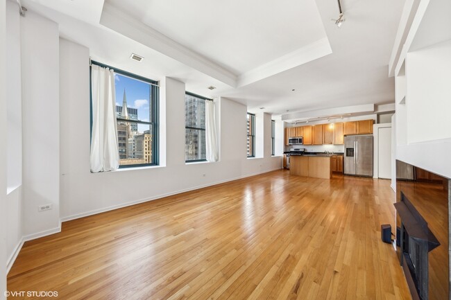 208 W Washington St in Chicago, IL - Building Photo - Building Photo