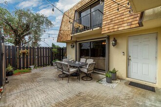 393 Lake Arbor Dr in Palm Springs, FL - Foto de edificio - Building Photo