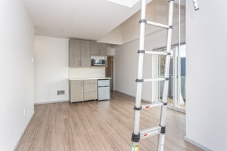 Vistana Apartments in Seattle, WA - Building Photo - Interior Photo