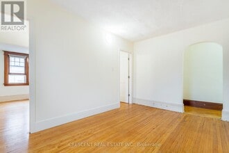 180 Queens Dr in Toronto, ON - Building Photo - Building Photo