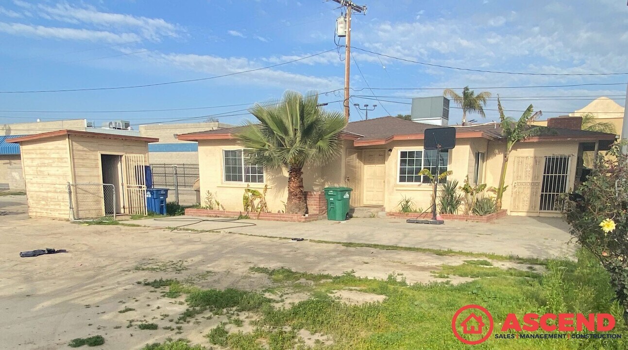 1006 Dover Pl in Delano, CA - Building Photo
