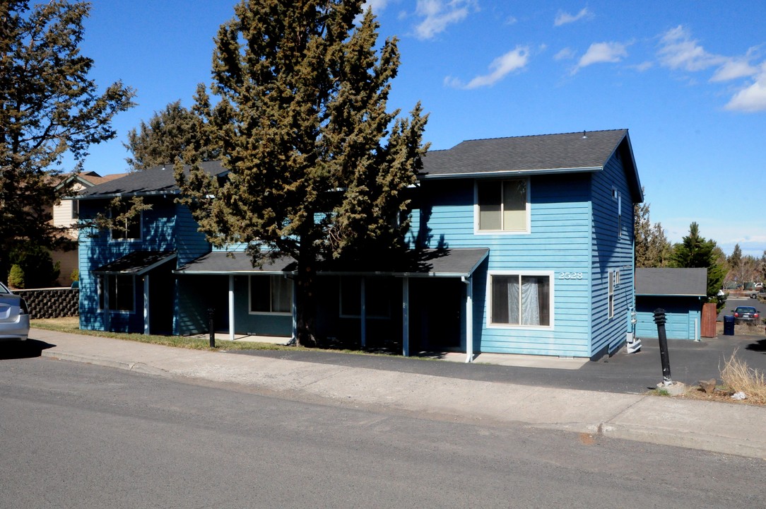 2528 NE Conners Ave in Bend, OR - Foto de edificio