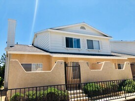 1109 Beechdale Dr, Unit B in Palmdale, CA - Building Photo