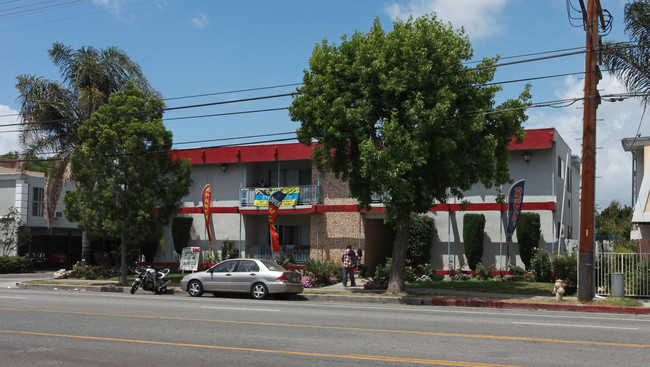 Woodley Apartments in Van Nuys, CA - Foto de edificio - Building Photo