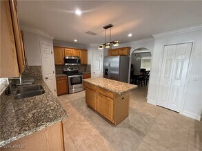 643 NE 7th Pl in Cape Coral, FL - Foto de edificio - Building Photo
