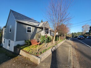 8385 SW Avery St, Unit 101 in Tualatin, OR - Foto de edificio - Building Photo