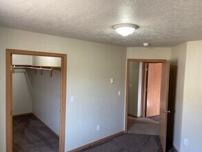 2809 6th St SW, Unit 2 in Minot, ND - Foto de edificio - Building Photo