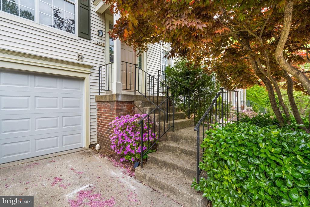 12221 Wye Oak Commons Cir in Burke Centre, VA - Building Photo