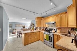261 Wimbledon Lakes Dr in Plantation, FL - Building Photo