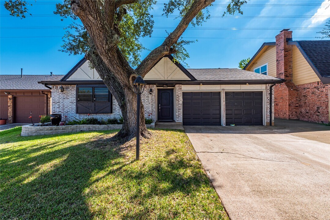 4 Williamsburg Cir in Galveston, TX - Building Photo