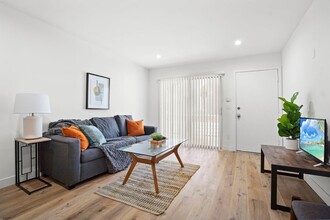 15432 Gault St, Unit 112 in Los Angeles, CA - Building Photo - Building Photo
