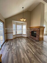 1902 Arapahoe Ct in Greenwood, MO - Building Photo - Building Photo