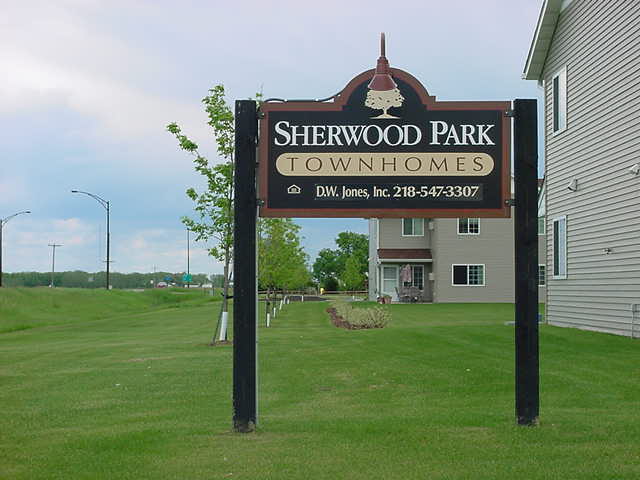 Sherwood Park Townhomes in Thief River Falls, MN - Building Photo - Building Photo