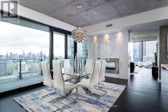 224 King St W in Toronto, ON - Building Photo - Building Photo