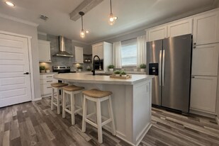 5715 Camelford Dr in Sarasota, FL - Building Photo