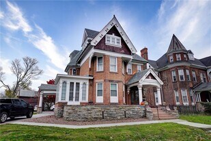 8 Sibley Pl in Rochester, NY - Building Photo