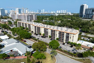 Woodside Apartments in North Miami Beach, FL - Building Photo - Building Photo