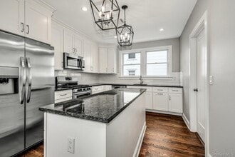 27 Irving Pl in Oyster Bay, NY - Building Photo - Building Photo