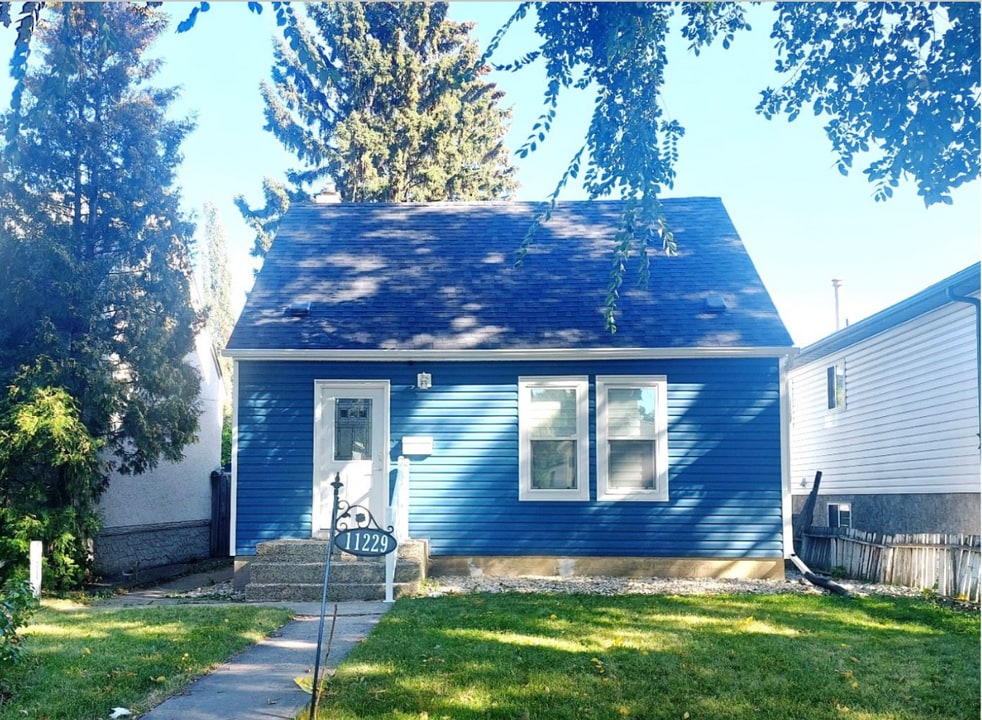 11229 88 St NW in Edmonton, AB - Building Photo