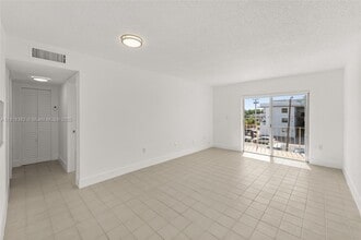 6200 W Flagler St in Miami, FL - Building Photo - Building Photo