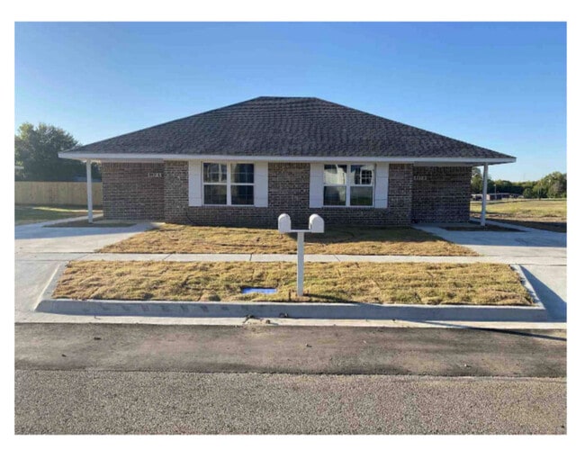 907 W 7th St in Bonham, TX - Building Photo - Building Photo