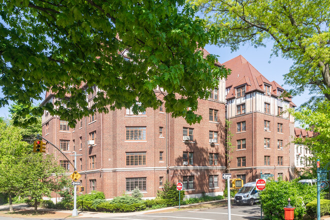 150 Burns St in Forest Hills, NY - Building Photo - Building Photo