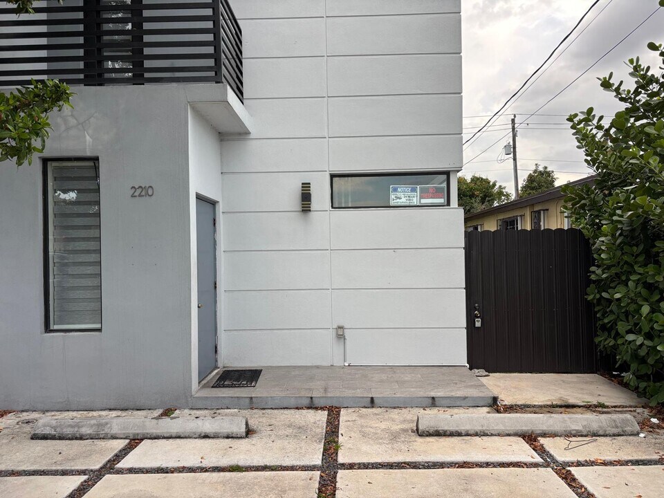 2208 W 5th Way in Hialeah, FL - Foto de edificio