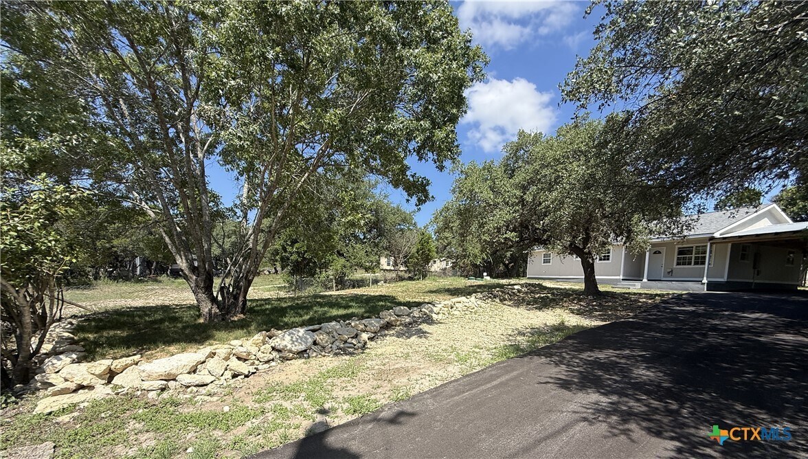 560 Wickford Way in Canyon Lake, TX - Building Photo