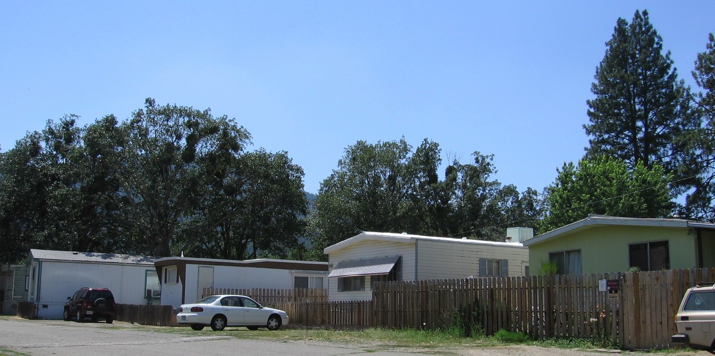 Cove Mobile Villa in Yreka, CA - Building Photo