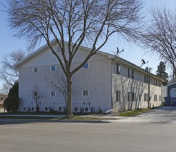 Galway On The Lake Apartments in Waconia, MN - Building Photo - Building Photo