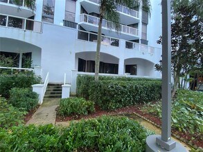 3640 Yacht Club Dr, Unit 103 in Aventura, FL - Foto de edificio - Building Photo