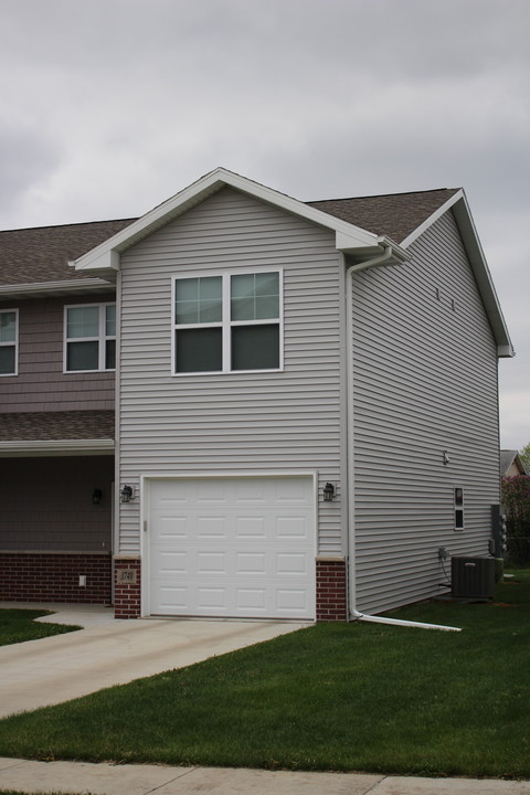 3666 Ravenwood Cir, Unit 801 in Waterloo, IA - Building Photo