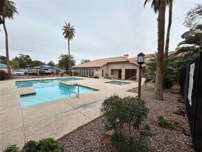 6500 W Lake Mead Blvd in Las Vegas, NV - Foto de edificio - Building Photo