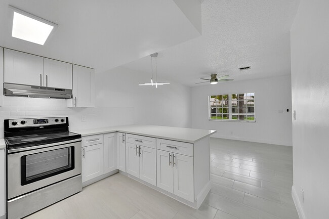 Centro Apartments - 3249 Coral Hills Dr. in Coral Springs, FL - Foto de edificio - Building Photo