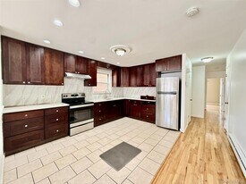 20-14 College Point Blvd, Unit 2Fl in Queens, NY - Building Photo