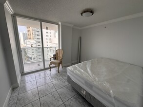 2401 Collins Ave in Miami Beach, FL - Building Photo - Building Photo